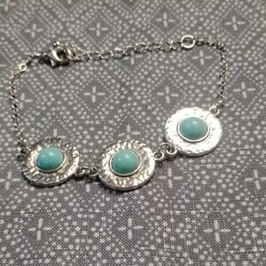 Chic Silver Bracelet with Turquoise Accents